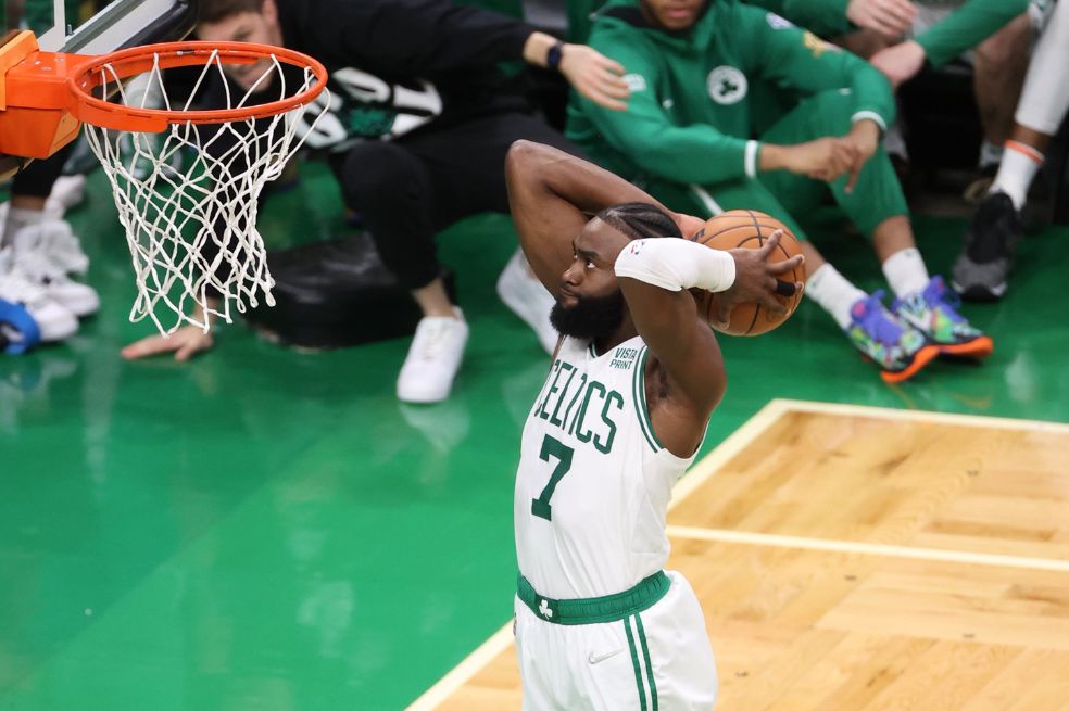 Jaylen Brown, que fue la figura anotadora de los Celtics, hace una volcada.