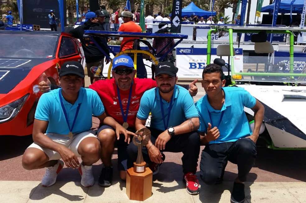 El Equipo del SENA ganador de la categoría híbrida en la Carrera Solar de Atacama. / Cortesía