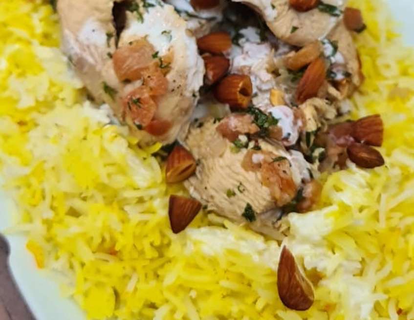 Sirva una cama de arroz y encima el pollo y las almendras.