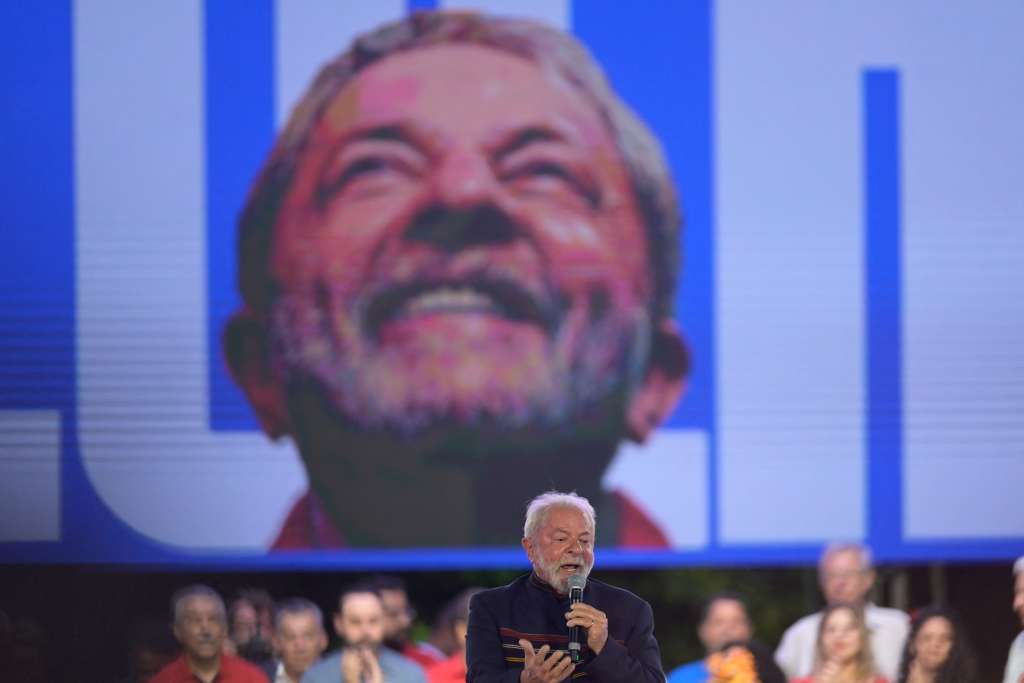 El líder izquierdista obtuvo el 50,83 % de los apoyos, mientras que Bolsonaro perdió la contienda con el 49,17 % de los sufragios. Una victoria muy reñida que ya preveían los analistas.