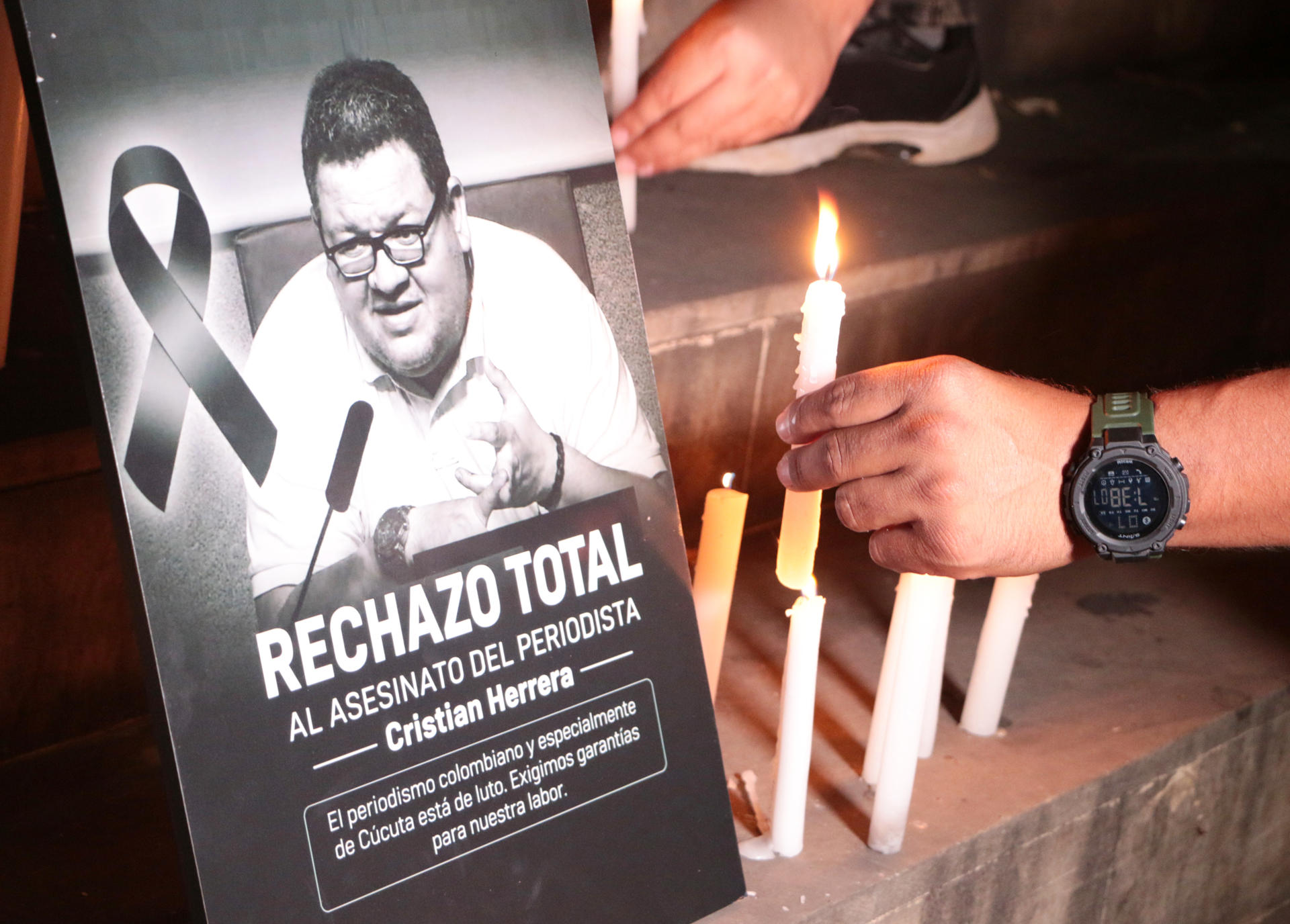 AME9239. CÚCUTA (COLOMBIA), 06/06/2026.- Una persona pone una vela durante homenaje al periodista colombiano Cristian Herrera asesinado este sábado, en Cúcuta (Colombia). La Oficina en Colombia del Alto Comisionado de Naciones Unidas para los Derechos Humanos, la Fundación para la Libertad de Prensa (FLIP) y otras organizaciones condenaron el asesinato Herrera. EFE/ Mario Caicedo