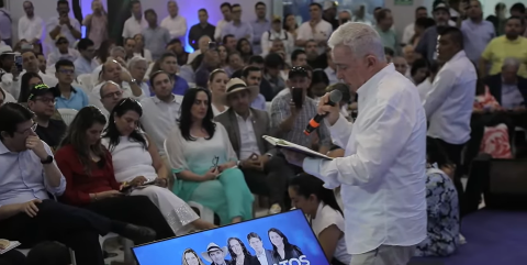 Uribe entregó las conclusiones del primer foro de precandidatos del Centro Democrático