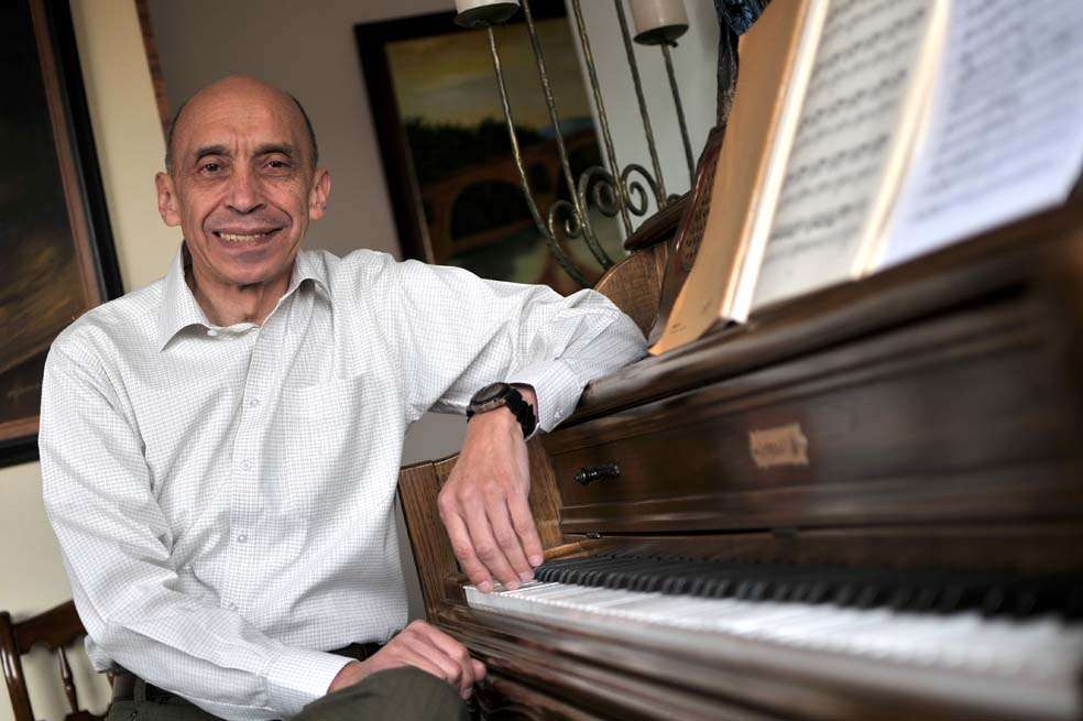 Eduardo Carrizosa estudió pedagogía musical en la U. Nacional. Ha producido seis discos con la Filarmónica de Bogotá y dos con la Sinfónica Nacional. / Cristian Garavito