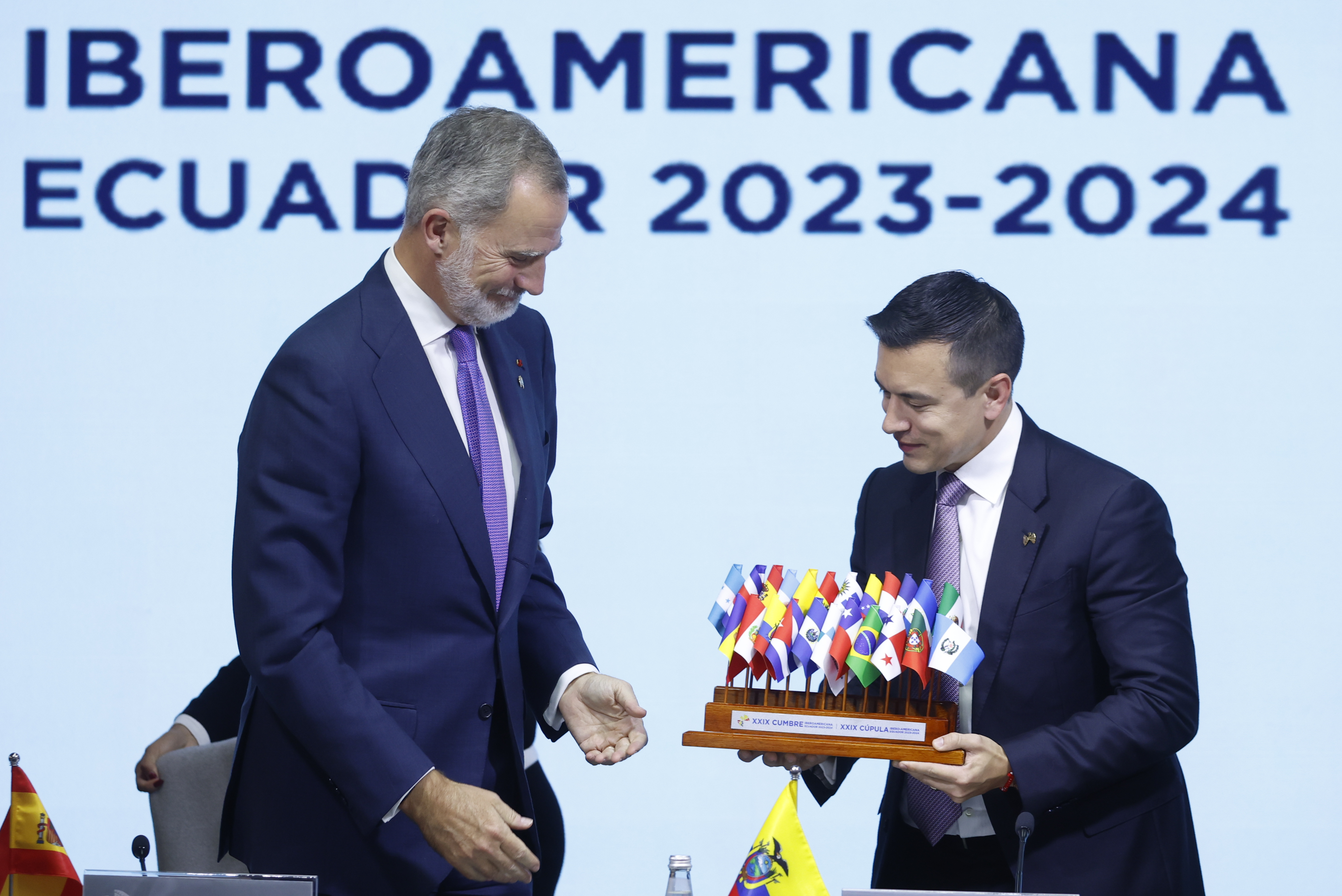 EVE5921. CUENCA (ECUADOR), 15/11/2024.- El rey Felipe VI recibe las banderas de los países iberoamericanos del presidente de Ecuador, Daniel Noboa, al cierre de la sesión plenaria de la XXIX Cumbre Iberoamericana este viernes, en el museo Pumapungo en Cuenca (Ecuador). EFE/ Mariscal