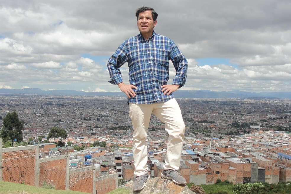 Óscar Bustos, en la parte alta del suroriente de Bogotá, donde ha concebido su narrativa periodística. / Cortesía