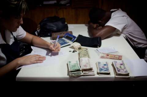 Salario medio estatal en Cuba subió 24 % en 2014 y se sitúa en US$ 24 mensuales