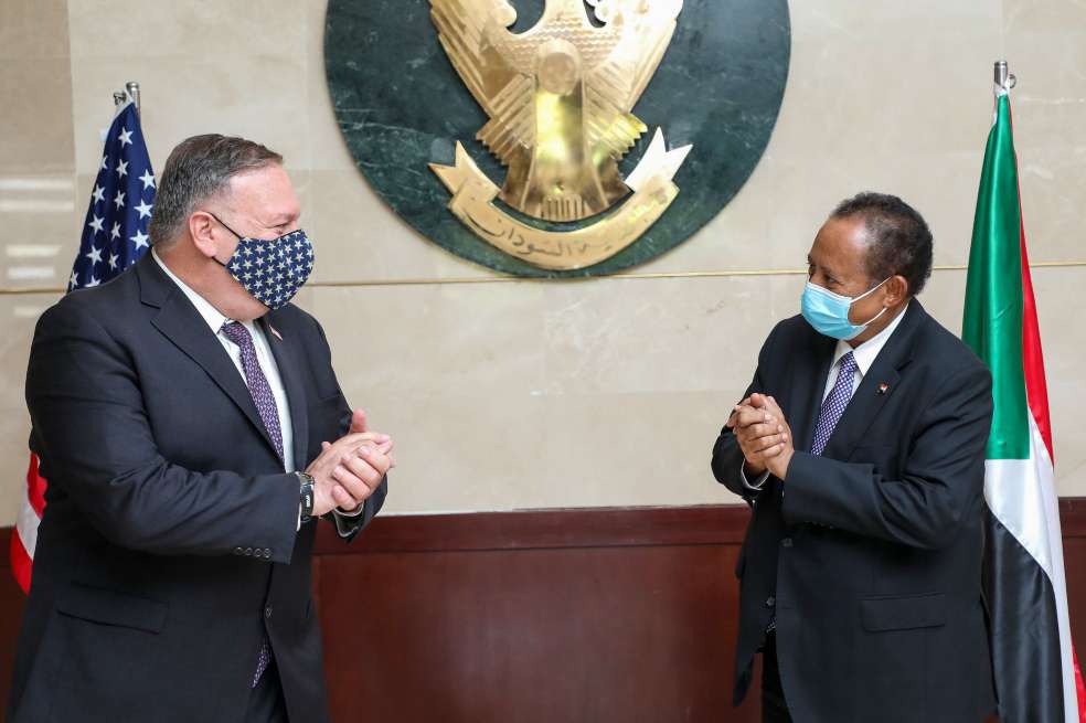 El jefe de la diplomacia estadounidense, Mike Pompeo, junto al primer ministro de Sudán, Abdalla Hamdok.