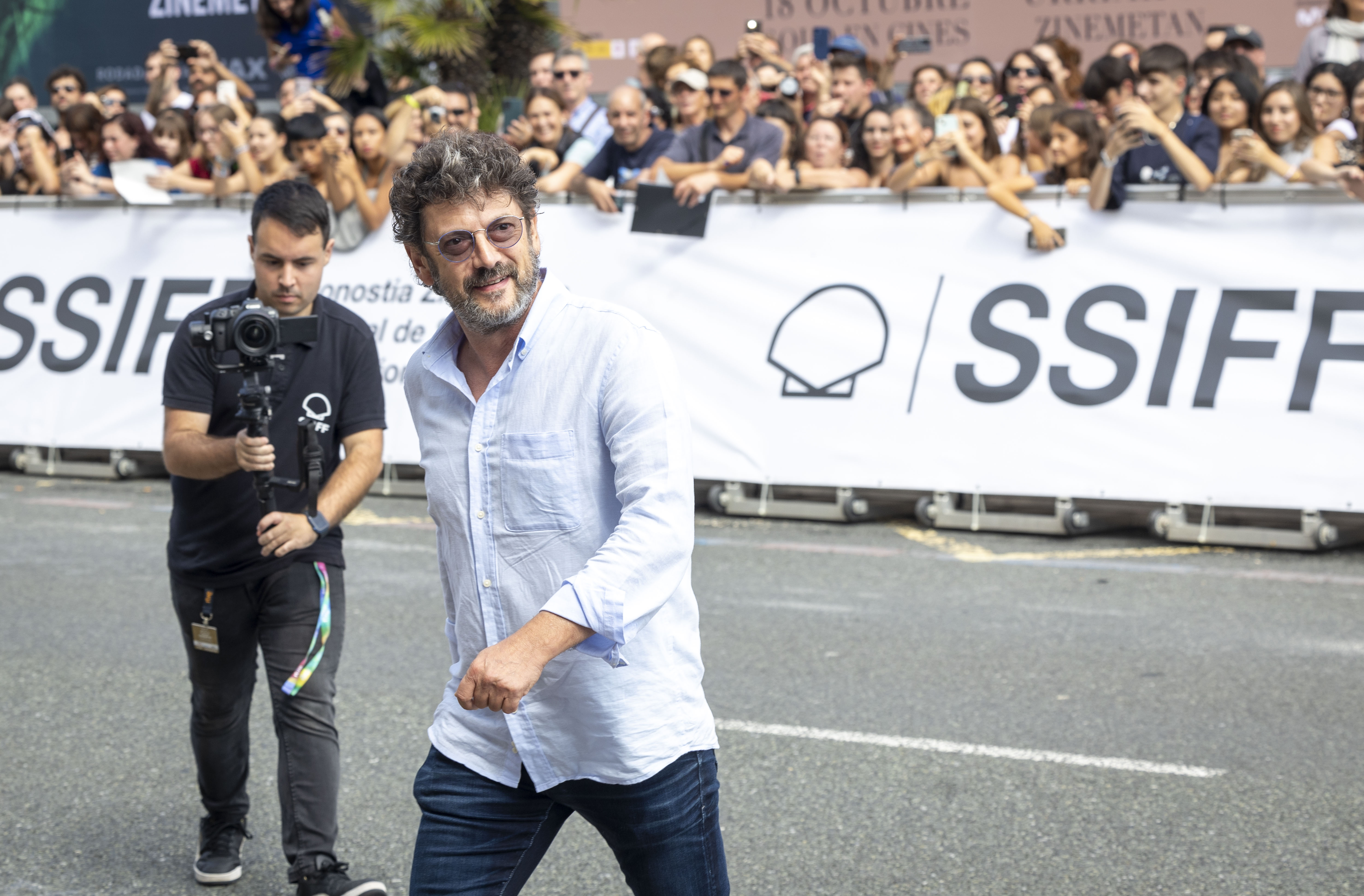 SAN SEBASTIÁN, 21/09/2024.- El actor Manolo Solo a su llegada este sábado al hotel que aloja a los invitados del 72 Festival Internacional de Cine de San Sebastián. EFE/Javier Etxezarreta