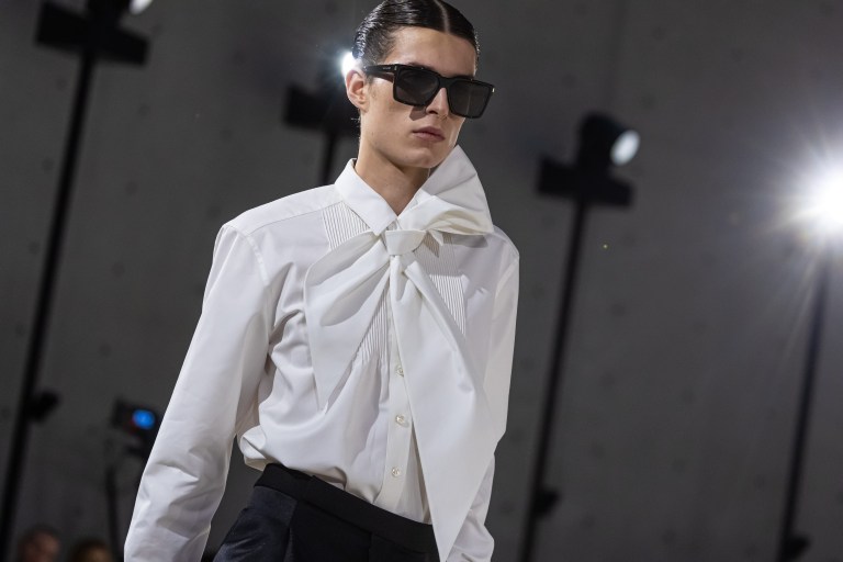 Saint Laurent redefine la masculinidad con elegancia en su nueva colección