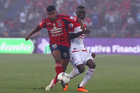 Medellín y Santa Fe empataron 1-1 bajo la intensa lluvia en el Atanasio Girardot