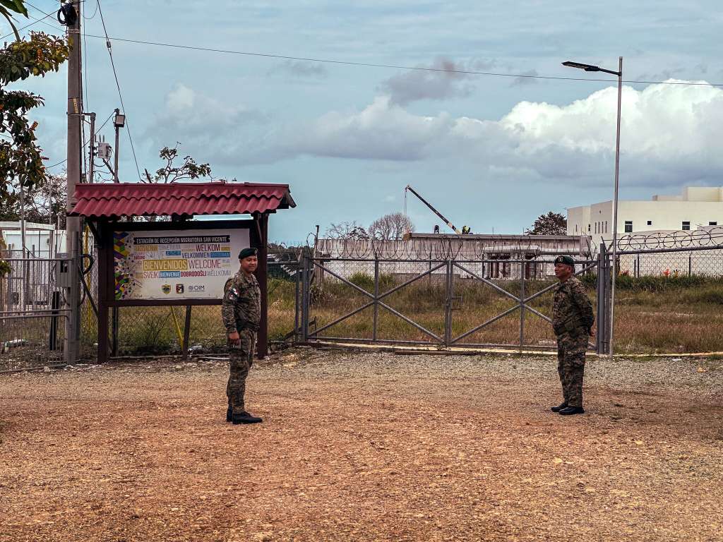 Agentes de la policía de fronteras de Panamá vigilaban el campamento de migrantes de San Vicente, el martes. Más de 100 migrantes deportados de Estados Unidos están retenidos en las instalaciones.
