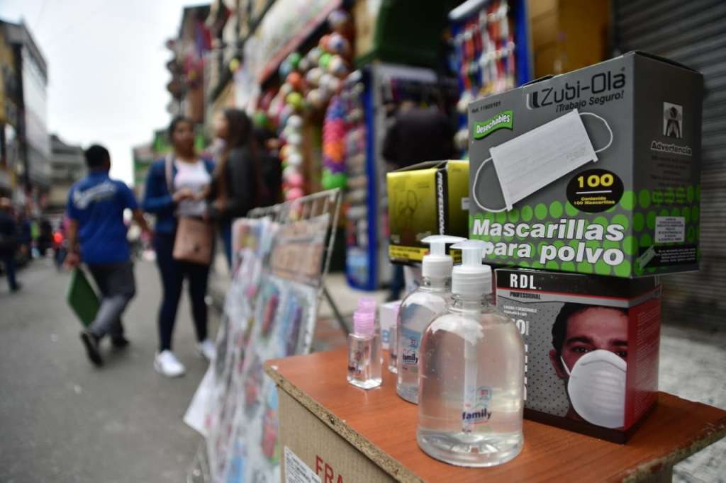 El gel antibacterial y la solución tópica desinfectante son algunos productos que más se han vendido en estos tiempos de coronavirus. Estas fotografías fueron tomadas en el Mercado de San Victorino y San andresito San José en Bogotá. / Óscar Pérez - El Espectador