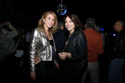 Paola Turbay y Alejandra Azcárate en fiesta de cumpleaños de famoso amigo