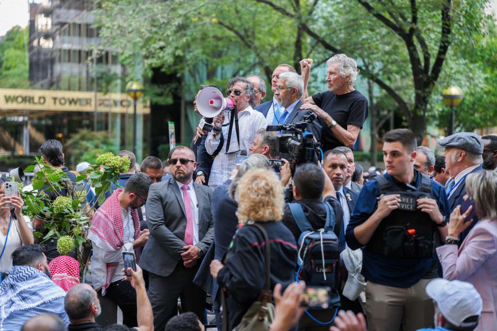El presidente Gustavo Petro, junto al cantante Roger Waters, asistió a una manifestación a favor de Palestina que se realizó este 26 de octubre en Nueva York.