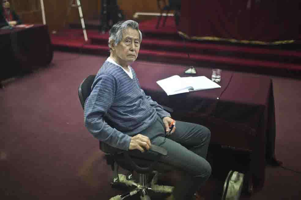 El expresidente Alberto Fujimori fue criticado por su vestimenta durante la comparecencia del jueves. / AFP