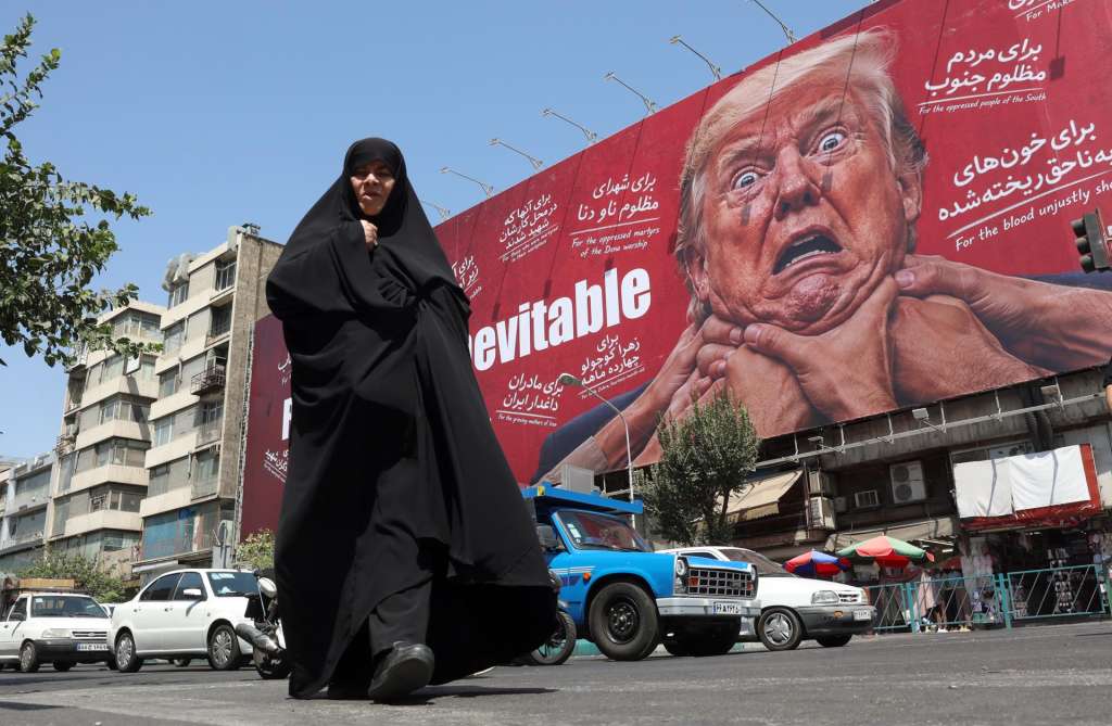 FOTODELDIA TEHERÁN, 19/08/2026.-Una mujer camina junto a una valla publicitaria contra Trump en Teherán, 19 de agosto de 2026.EFE/EPA/ABEDIN TAHERKENAREH RESTRICTIONS: NO Access Israel Media/Persian Language TV Stations Outside Iran/Strictly No Access BBC Persian/VOA Persian/Manoto TV/Iran International TV. (As mandated by Iran's Directorate General for Foreign Media) --