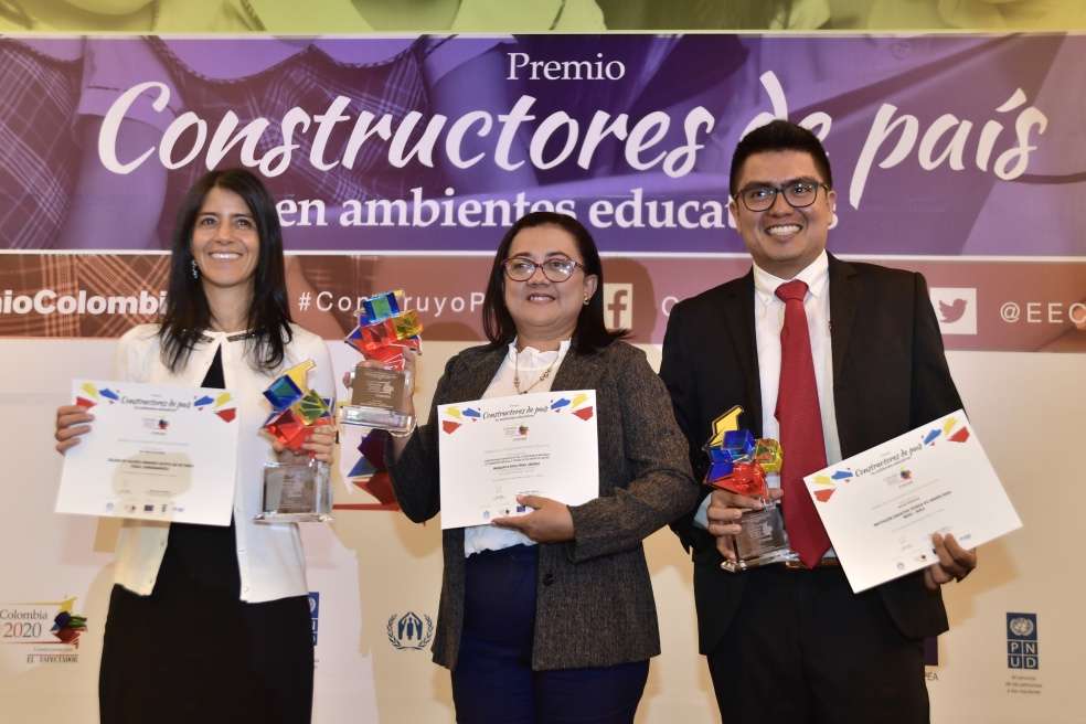Ganadores del premio 2018: Catalina Deeb, docente del colegio de Valores Humanos Sathya Sai de Funza (Cundinamarca); Margarita Rosa Pérez Jiménez de la I.E. La Floresta de San Juan Nepomuceno (Bolívar) y Darío Falla, de la I.E. Técnico IPC Andrés Rosa de Neiva (Huila). / Óscar Pérez.