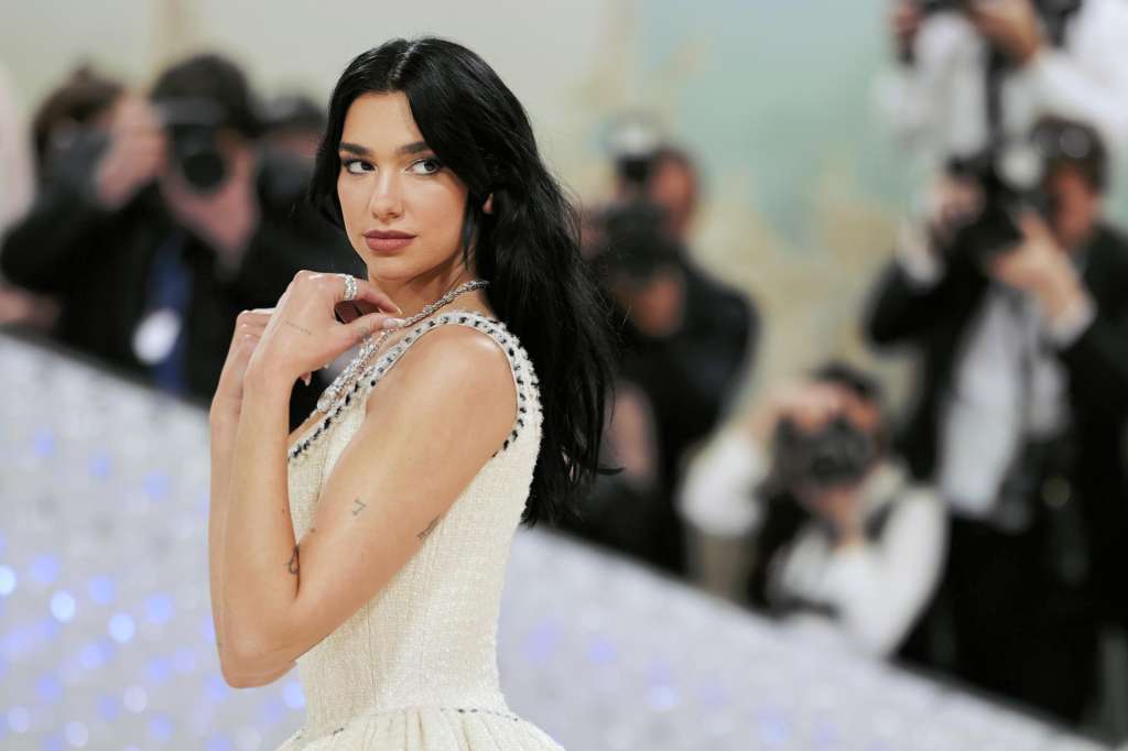 NEW YORK (United States), 21/08/2025.- (FILE) - Dua Lipa arrives on the red carpet for the 2023 Met Gala, the annual benefit for the Metropolitan Museum of Art's Costume Institute, in New York, New York, USA, 01 May 2023 (reissued 21 August 2025). British-Albanian singer and songwriter Dua Lipa was born on 22 August 1995 in London to Albanian immigrant parents. She will turn 30 years old on 22 August 2025. (Londres, Nueva York) EFE/EPA/JUSTIN LANE