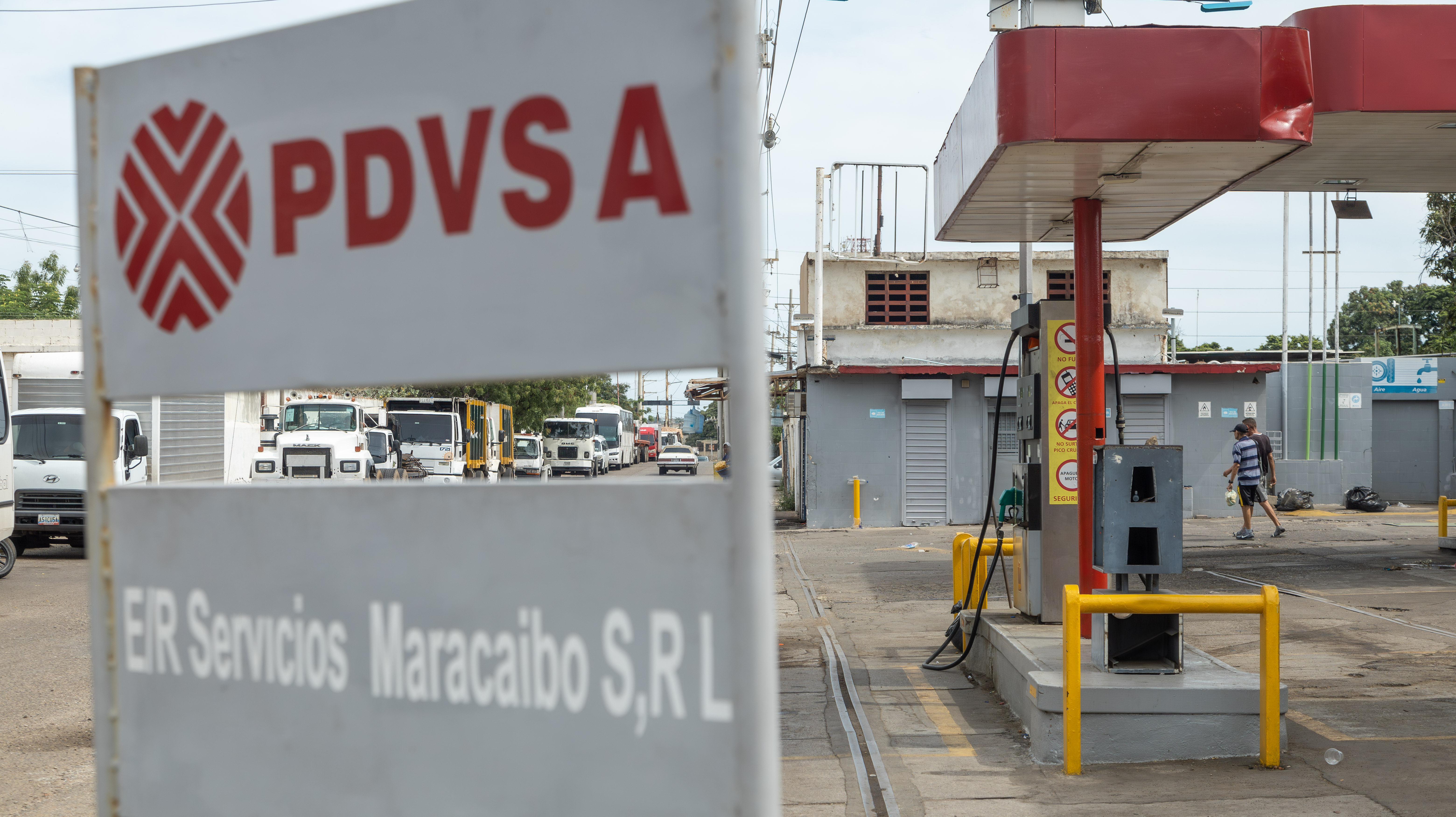 AME6331. MARACAIBO (VENEZUELA), 13/06/2023.- Vehículos hacen fila en una estación de gasolina el 9 de junio de 2023, en Maracaibo (Venezuela). La estatal Petróleos de Venezuela (Pdvsa), encargada del suministro de gasolina en todo el país, aseguró este martes, en una nota de prensa, que trabaja con "normalidad" y capacidad suficiente para cubrir la demanda nacional, mientras en la calle persisten las colas para repostar y han aumentado las denuncias por la escasez de combustible en los últimos días. EFE/ Henry Chirinos