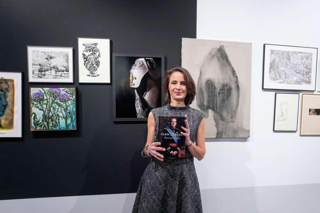 MADRID, 03/12/2025.- La autora Laurence Debray durante la presentación de 'Reconciliación', el libro de memorias del rey emérito, Juan Carlos I, que llega en español este miércoles a las librerías, casi un mes después de su publicación en Francia, una obra en la que repasa su vida desde su nacimiento en Roma el 5 de enero de 1938, en el exilio. EFE/ Borja Sánchez-trillo