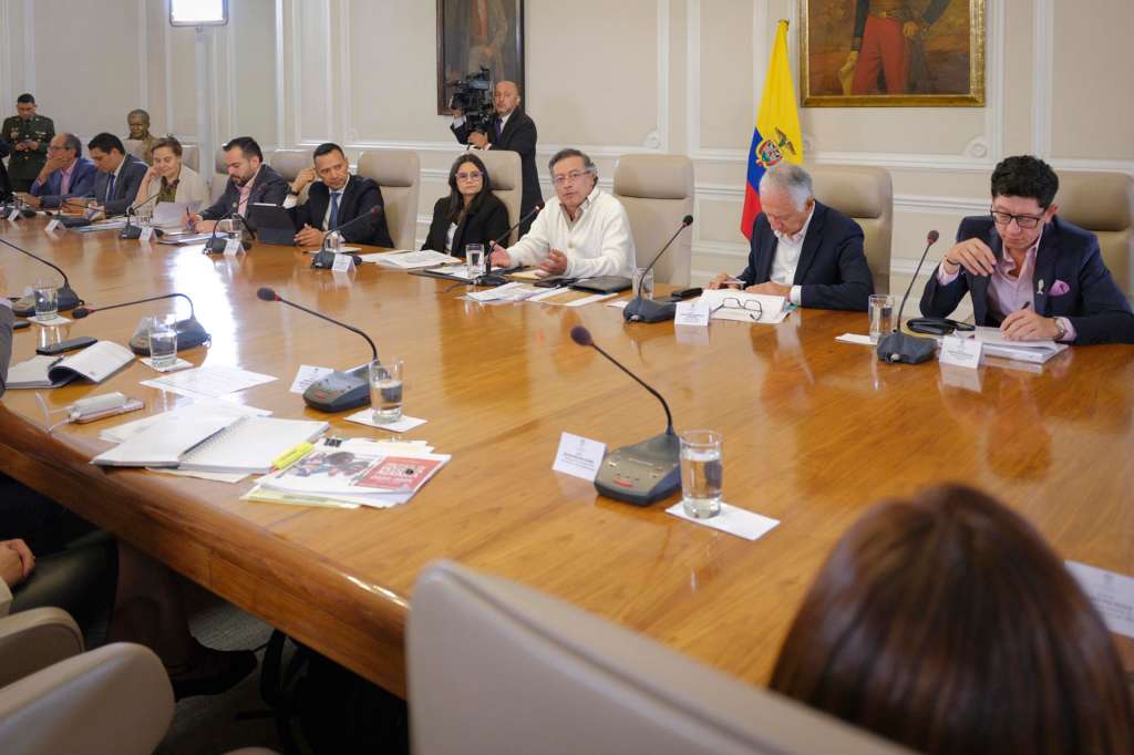 AME1410. BOGOTÁ (COLOMBIA), 27/05/2025.- Fotografía cedida por la Presidencia de Colombia que muestra al mandatario colombiano, Gustavo Petro (c), hablando durante una reunión con su gabinete este martes, en Bogotá (Colombia). Petro se reunió en un nuevo Consejo de Ministros para tratar los avances de la Reforma Agraria propuesta por su Gobierno. EFE/ Presidencia de Colombia /SOLO USO EDITORIAL NO VENTAS /SOLO DISPONIBLE PARA ILUSTRAR LA NOTICIA QUE ACOMPAÑA (CRÉDITO OBLIGATORIO)