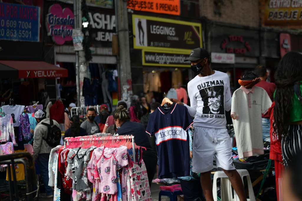 Aspectos y alrededores de esta zona comercial y mercantil durante la temporada de navidad diciembre