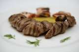 Lomo fino de cerdo con salsa de maní y leche de coco