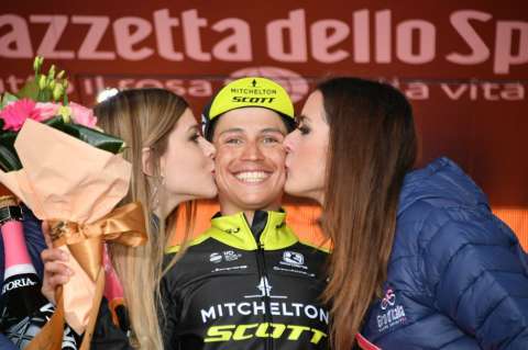 Esteban Chaves: "Ha sido un día maravilloso, ahora tenemos la maglia rosa"