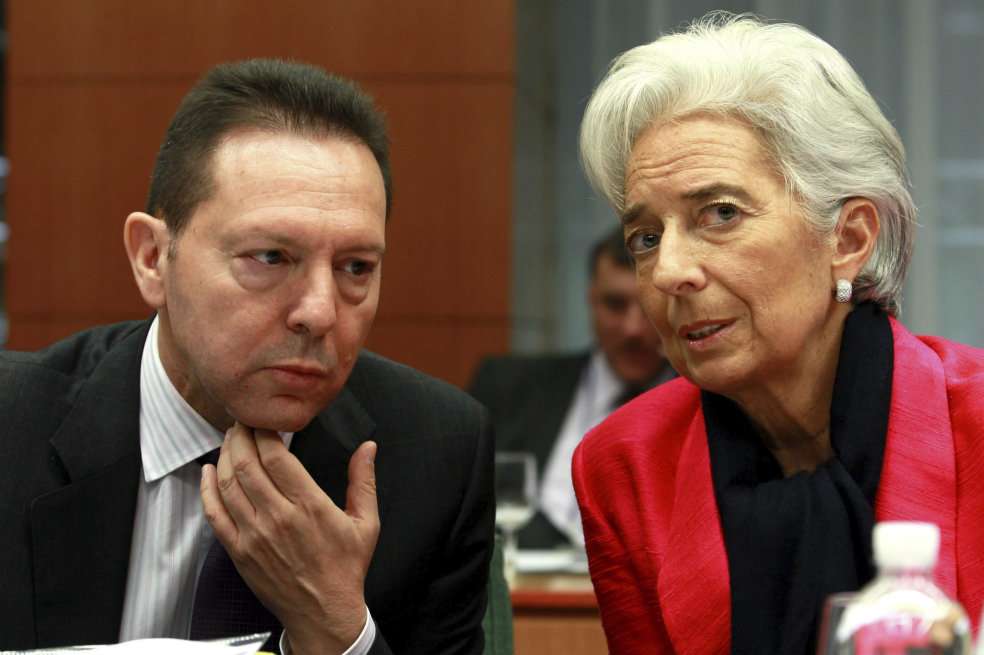 El ministro griego de Finanzas, Giannis Stournaras, y la directora gerente del Fondo Monetario Internacional (FMI), Christine Lagarde, analizan la situación de la Eurozona. / EFE