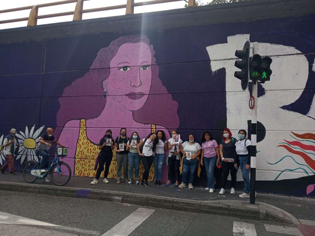 Día Internacional de la Mujer, 8 de marzo de 2022. Familiares de Luz Leidy al lado del mural #BuscarlasHastaEncontrarlas en Medellín.