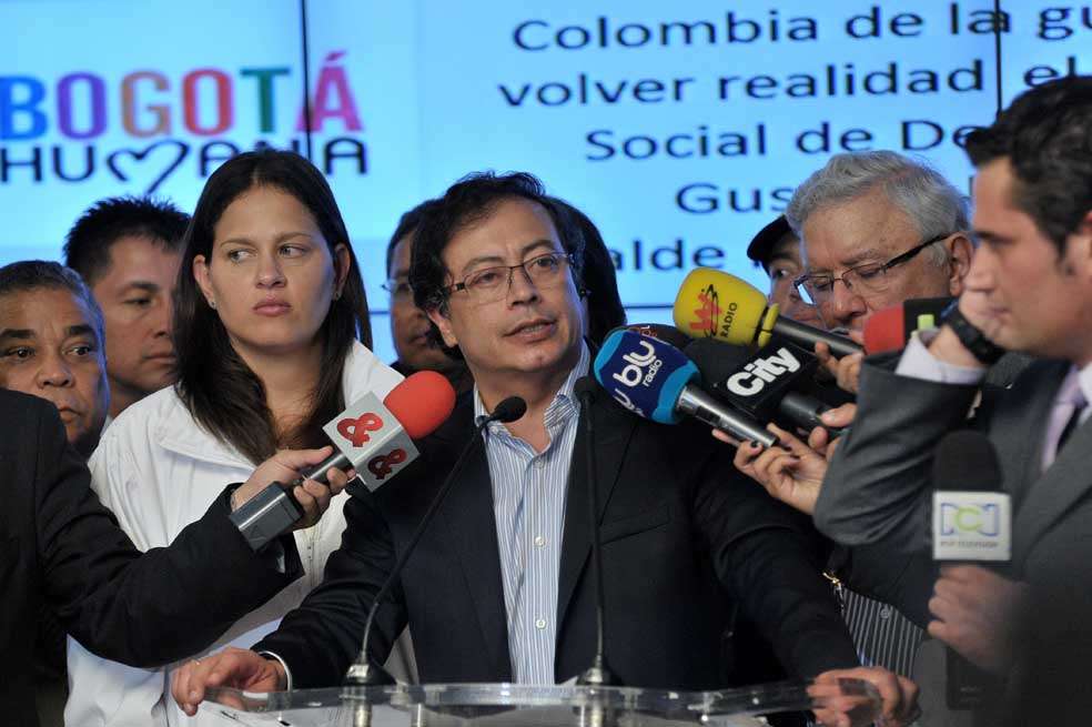 Gustavo Petro, quien fue restituido mediante un decreto presidencial, ofreció anoche una rueda de  prensa./ Cristian Garavito