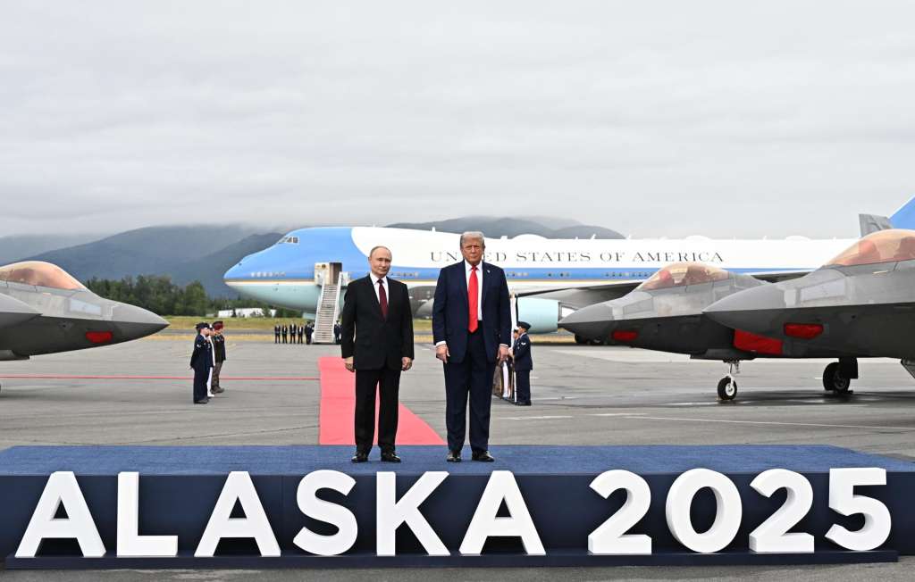 ANCHORAGE (United States), 15/08/2025.- US President Donald Trump (R) and Russian President Vladimir Putin pose on a podium on the tarmac after they arrived to attend a meeting at Joint Base Elmendorf-Richardson in Anchorage, Alaska, USA, 15 August 2025. (Rusia) EFE/EPA/SERGEY BOBYLEV/SPUTNIK/KREMLIN POOL / POOL MANDATORY CREDIT
