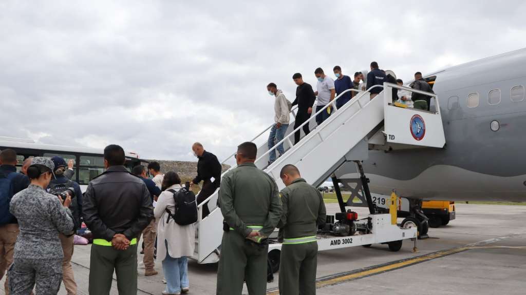 AME4893. BOGOTÁ (COLOMBIA), 29/01/2025.- Fotografía cedida por la Cancillería de Colombia de ciudadanos colombianos deportados de Estados Unidos descendiendo de un avión de la Fuerza Aeroespacial de Colombia (FAC) este miércoles, en Bogotá (Colombia). EFE/ Cancillería de Colombia /SOLO USO EDITORIAL/ SOLO DISPONIBLE PARA ILUSTRAR LA NOTICIA QUE ACOMPAÑA (CRÉDITO OBLIGATORIO)