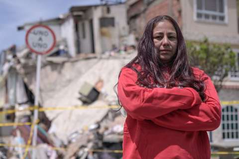 Las horas que no pasan: la espera de las familias tras el colapso de una vivienda en Kennedy