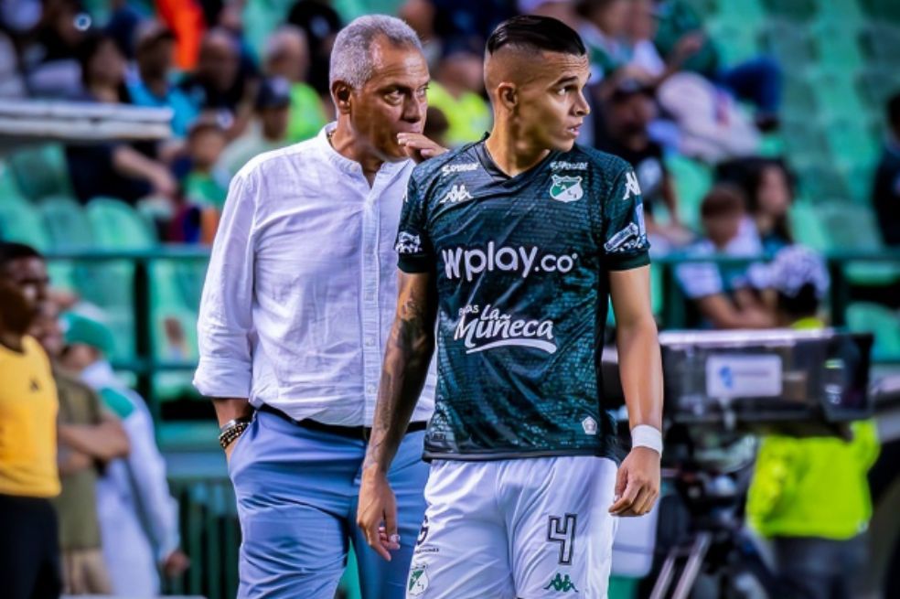 Hernán Torres (izq.), técnico del Deportivo Cali, y Jonathan Marulanda en un partido correspondiente a la fecha 2 de la Liga BetPlay 2024-II.