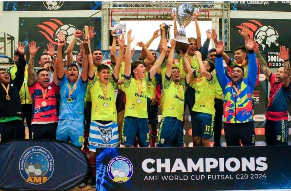 Los integrantes de la selección de Colombia celebran su triunfo en España.