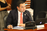 Representante encargado de investigación del fiscal desestima columna de Daniel Coronell que lo critica