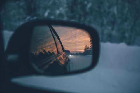 ¿Para qué sirve esta raya en los espejos retrovisores del carro y cómo usarla correctamente?