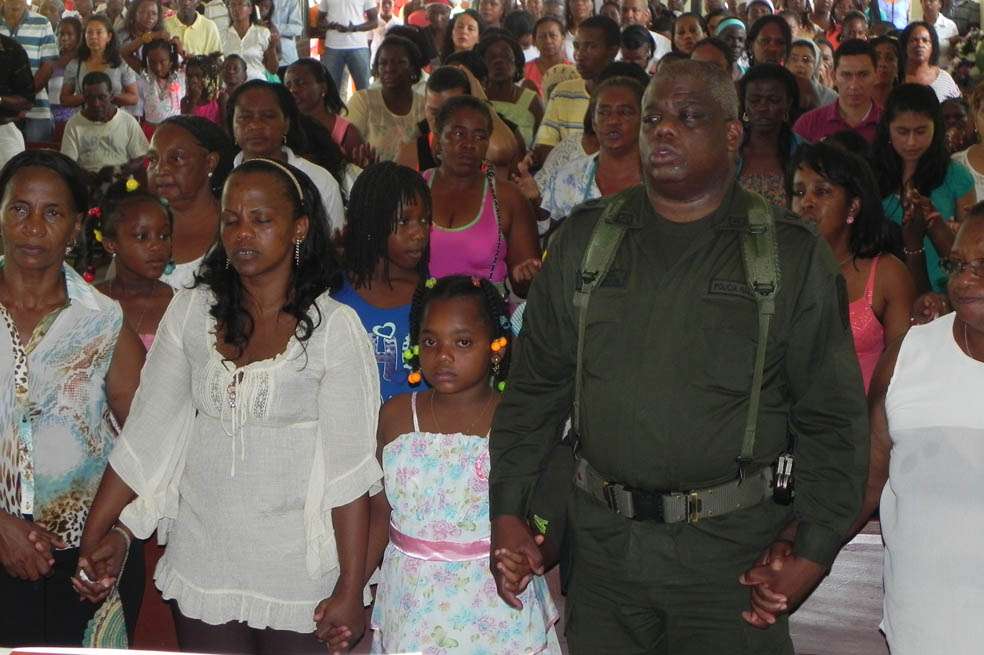 De izquierda a derecha, Sandra Milena Cantoní, mamá de María Alejandra Cantoní, menor secuestrada (centro) y el padre de la menor, Comadante de la Policía de Padilla (Cauca), Intendente Jefe, Víctor Cantoñí, / Édinson Arley Bolaños