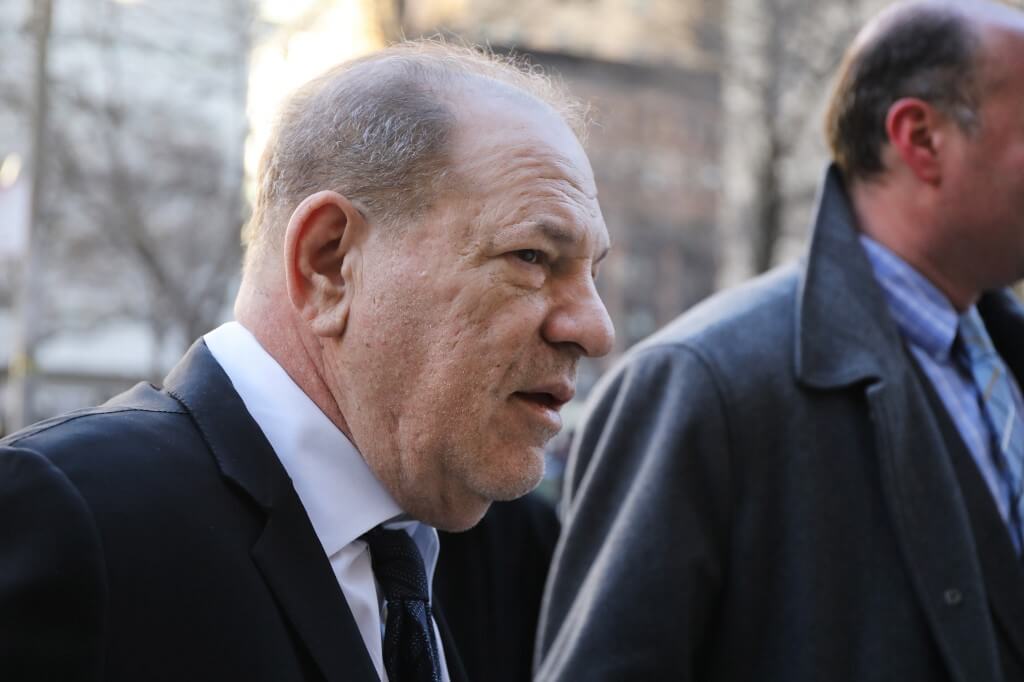 Harvey Weinstein, de 67 años, padre de cinco hijos y dos veces divorciado, entró a la corte poco caminando con dificultad pero esta vez sin andador, a diferencia de lo ocurrido en las últimas audiencias tras una reciente cirugía de espalda. / AFP