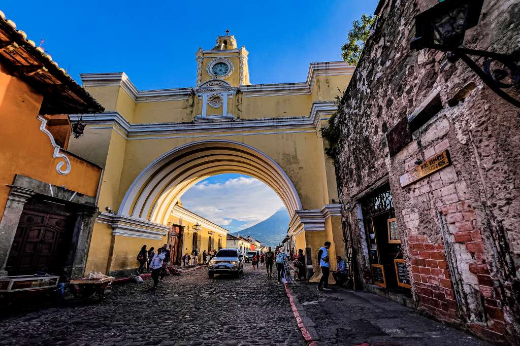 ACOMPAÑA CRÓNICA: GUATEMALA TURISMO. AME4656. ANTIGUA GUATEMALA (GUATEMALA), 05/11/2024.- Fotografía del 30 de octubre de 2024 del Arco de Santa Catalina, en Antigua Guatemala (Guatemala). Con paisajes inolvidables y una esencia colonial, Antigua es uno de los destinos turísticos obligatorios al viajar a Guatemala, tanto por su pasado histórico como por su vida contemporánea, esa que llama tanto la atención cada año a miles de extranjeros que disfrutan perderse en sus calles empedradas. EFE/ Andrea Godínez