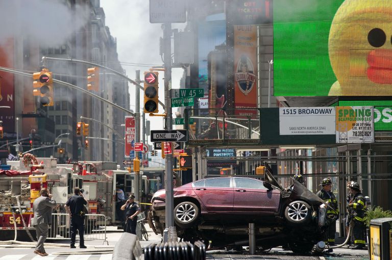 Carro embiste peatones en Times Square y deja un muerto y 22 heridos
