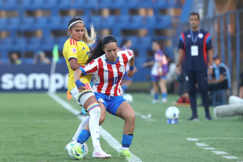 AME4476. VILLA ELISA (PARAGUAY), 12/02/2026.- Pamela Villalba (d) de Paraguay disputa un balón con Sara Bohorquez de Colombia este jueves, en un partido del Sudamericano Femenino Sub-20 entre Paraguay y Colombia en el estadio Luis Alfonso Giagni en Villa Elisa (Paraguay). EFE/ Juan Pablo Pino