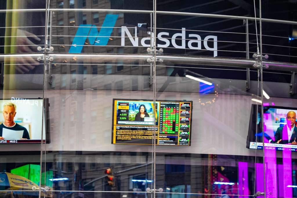 NEW YORK (United States), 01/08/2025.- The Nasdaq stock market newscast displays stock prices at the Nasdaq MarketSite in Times Square, in New York, New York, USA, 01 August 2025. US and global markets are down following US President Trump's sweeping tariff hikes on dozens of countries. (Nueva York) EFE/EPA/ANGELINA KATSANIS