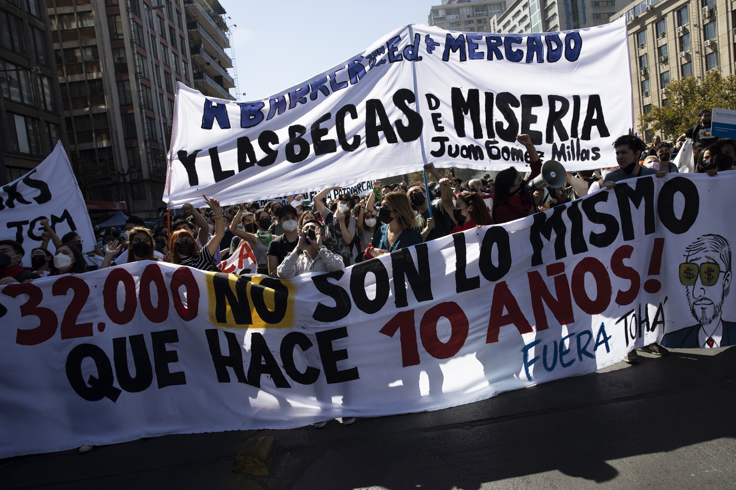 AME5855. SANTIAGO (CHILE), 25/03/2022.- Miles de estudiantes secundarios y universitarios, convocados por diferentes organizaciones, participan de una marcha por el centro para exigir ayudas ante el encarecimiento del costo de vida, hoy en Santiago (Chile). La Confederación de Estudiantes de Chile (CONFECH), la mayor organización universitaria del país, realizó este viernes un paro nacional y una gran marcha por el centro de Santiago para pedir más ayudas sociales para los universitarios ante el encarecimiento del costo de vida. Se trata de la primera manifestación universitaria celebrada desde que asumió el pasado 11 de marzo el Gobierno del progresista Gabriel Boric, quien fue un destacado líder estudiantil cuando era alumno en la Universidad de Chile hace una década. EFE/Alberto Valdés