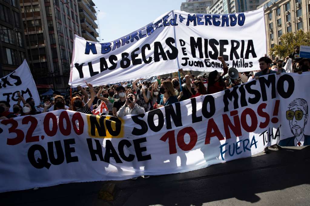 AME5855. SANTIAGO (CHILE), 25/03/2022.- Miles de estudiantes secundarios y universitarios, convocados por diferentes organizaciones, participan de una marcha por el centro para exigir ayudas ante el encarecimiento del costo de vida, hoy en Santiago (Chile). La Confederación de Estudiantes de Chile (CONFECH), la mayor organización universitaria del país, realizó este viernes un paro nacional y una gran marcha por el centro de Santiago para pedir más ayudas sociales para los universitarios ante el encarecimiento del costo de vida. Se trata de la primera manifestación universitaria celebrada desde que asumió el pasado 11 de marzo el Gobierno del progresista Gabriel Boric, quien fue un destacado líder estudiantil cuando era alumno en la Universidad de Chile hace una década. EFE/Alberto Valdés