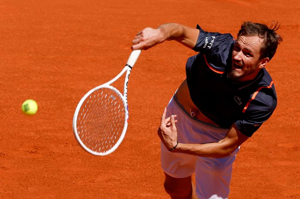 -FOTODELDÍA- MADRID, 01/05/2023.- El tenista ruso Daniil Medvedev realiza un saque ante su compatriota Alexander Shevchenko durante el partido de dieciseisavos de final que les enfrentó en el Mutua Madrid Open de tenis que se celebra, este lunes, en la Caja Mágica en Madrid. EFE/Chema Moya