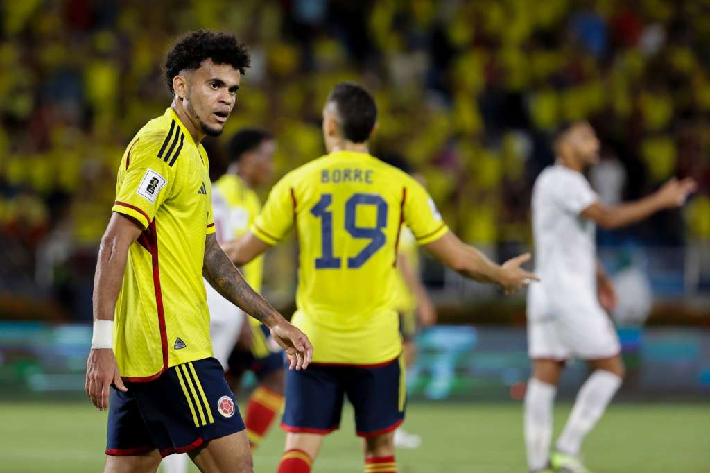 AMDEP8964. BARRANQUILLA (COLOMBIA), 07/09/2023.- Luis Díaz de Colombia reacciona tras una jugada de gol hoy, en un partido de las Eliminatorias Sudamericanas para la Copa Mundial de Fútbol 2026 entre Colombia y Venezuela en el estadio Metropolitano en Barranquilla (Colombia). EFE/ Mauricio Dueñas Castañeda