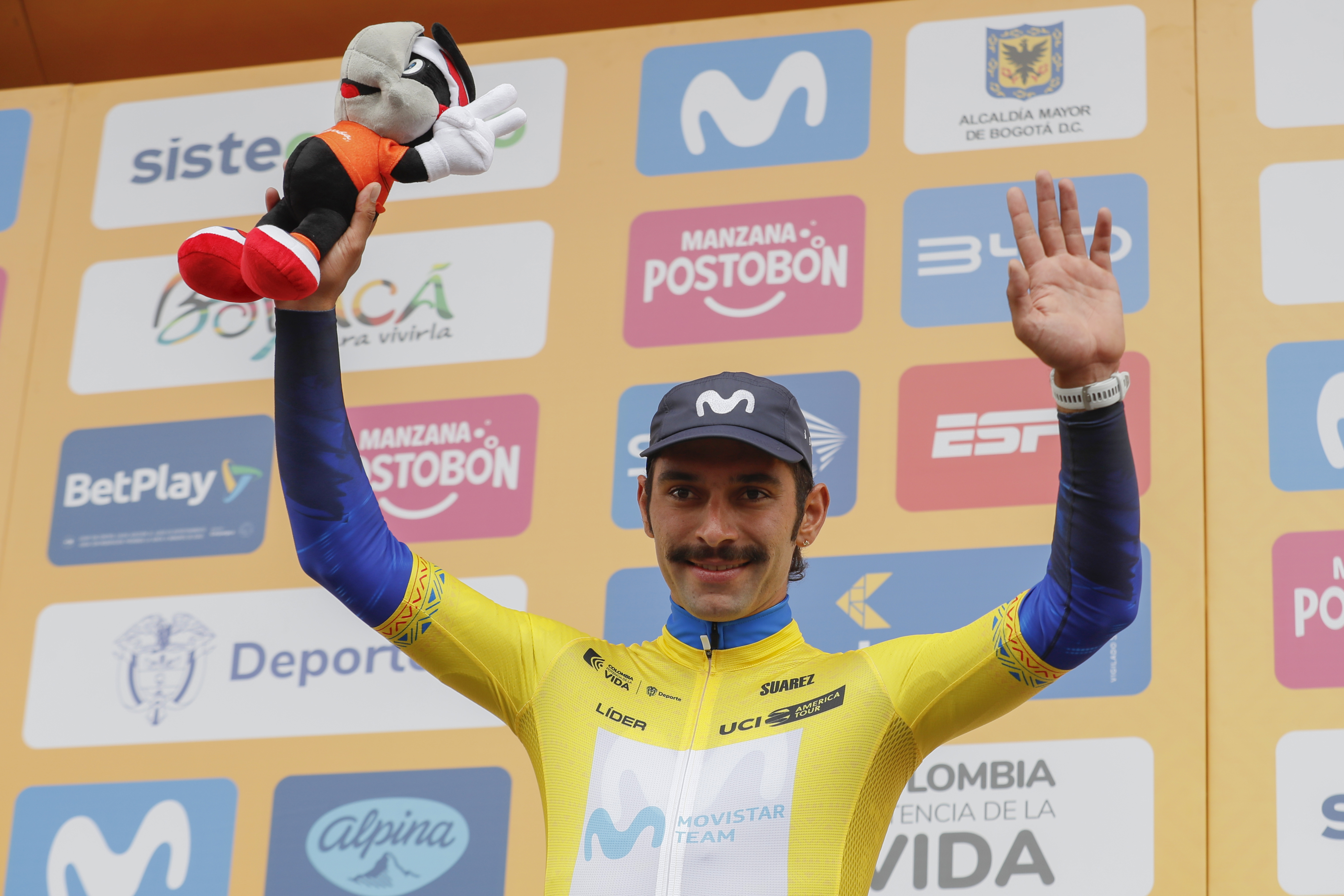 AMDEP6507. PAIPA (COLOMBIA), 06/02/2024.- El colombiano Fernando Gaviria de Movistar team posa con la camiseta de Líder al ganar la primera etapa de la carrera ciclística Tour Colombia 2024 hoy, en Duitama (Colombia). EFE Carlos Ortega