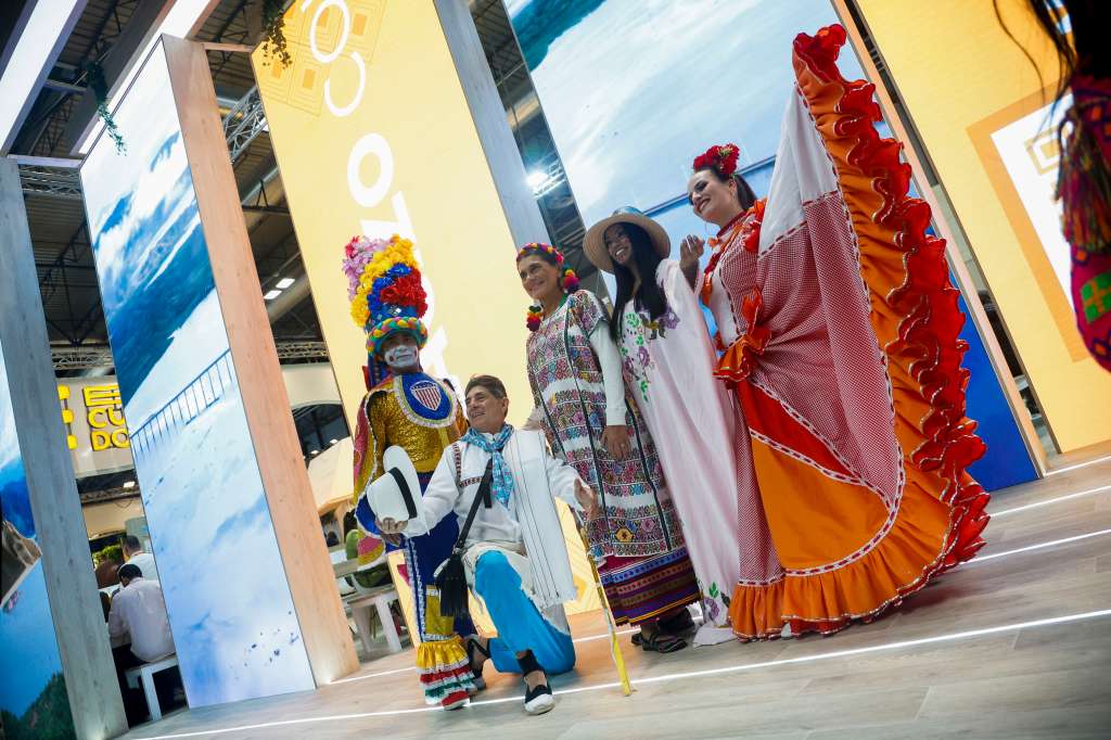 MADRID, 25/01/2025.- Vista del Stand de Colombia durante la tercera jornada de la Feria Internacional de Turismo, Fitur, en Madrid. EFE/David Fernández